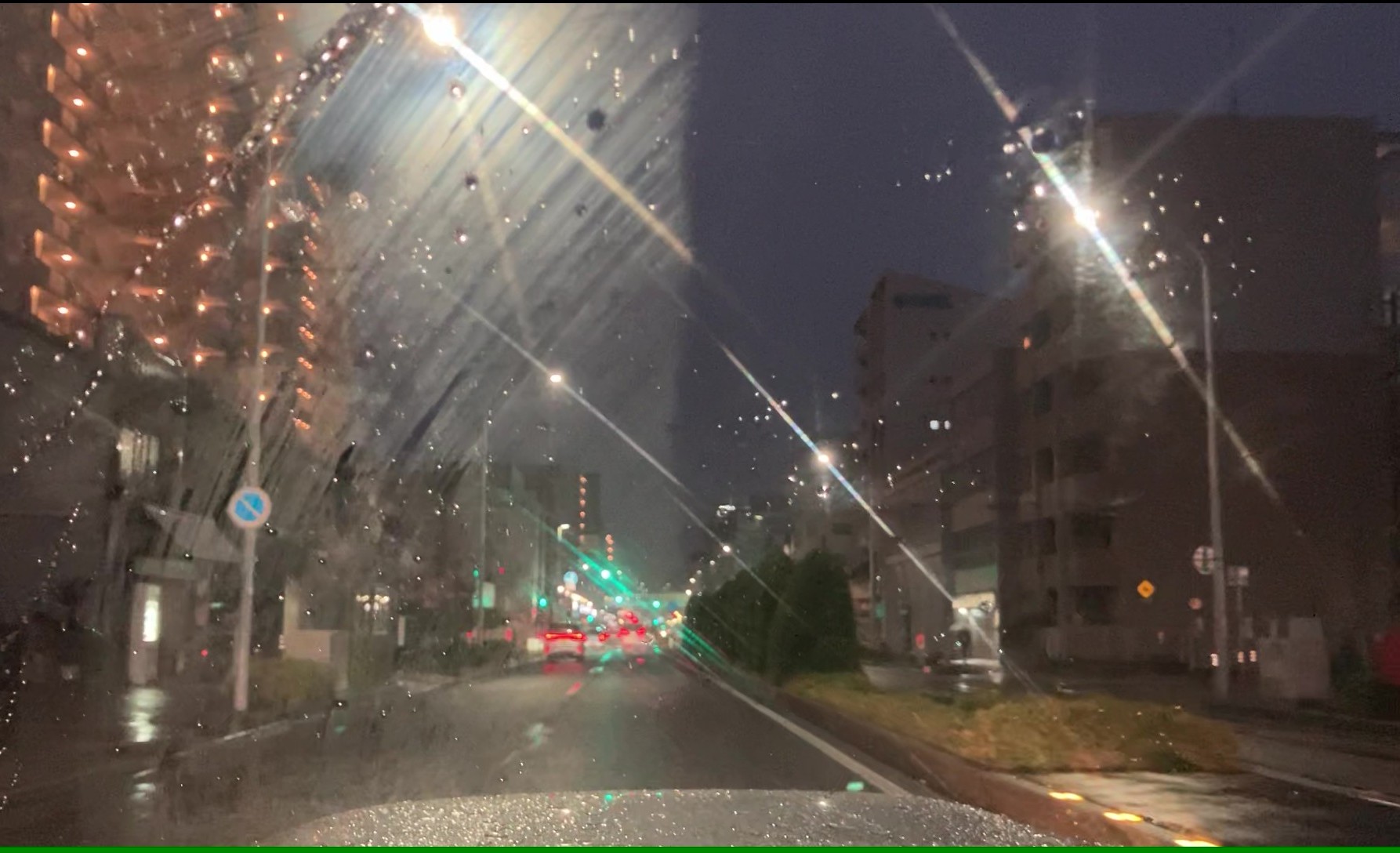 油膜付き車のフロントガラス