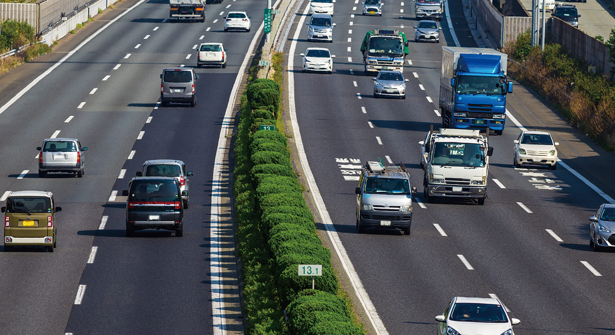 高速道路走行する車